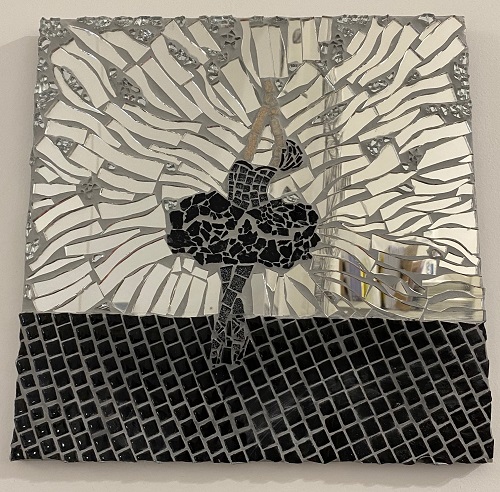 Tableau en mosaïque motif danseuse classique fait avec des matériaux en verre noir et argenté et du miroir
